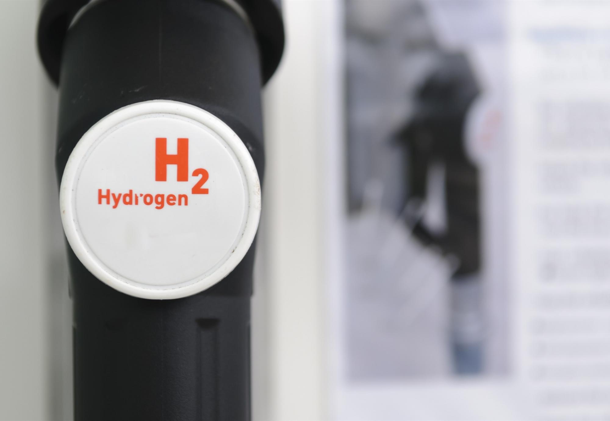 Hydrogen tap on pipe