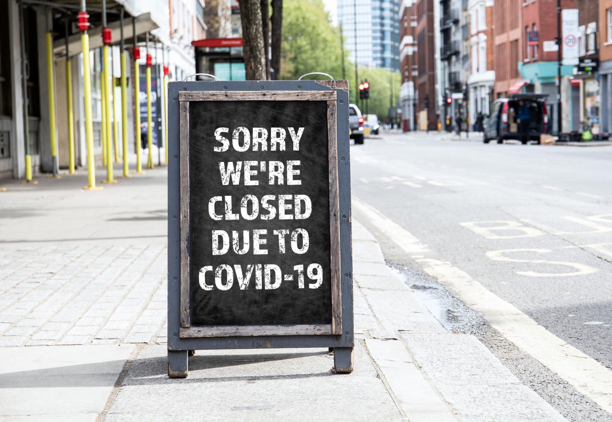 Sign outside of restaurant that says closed. 