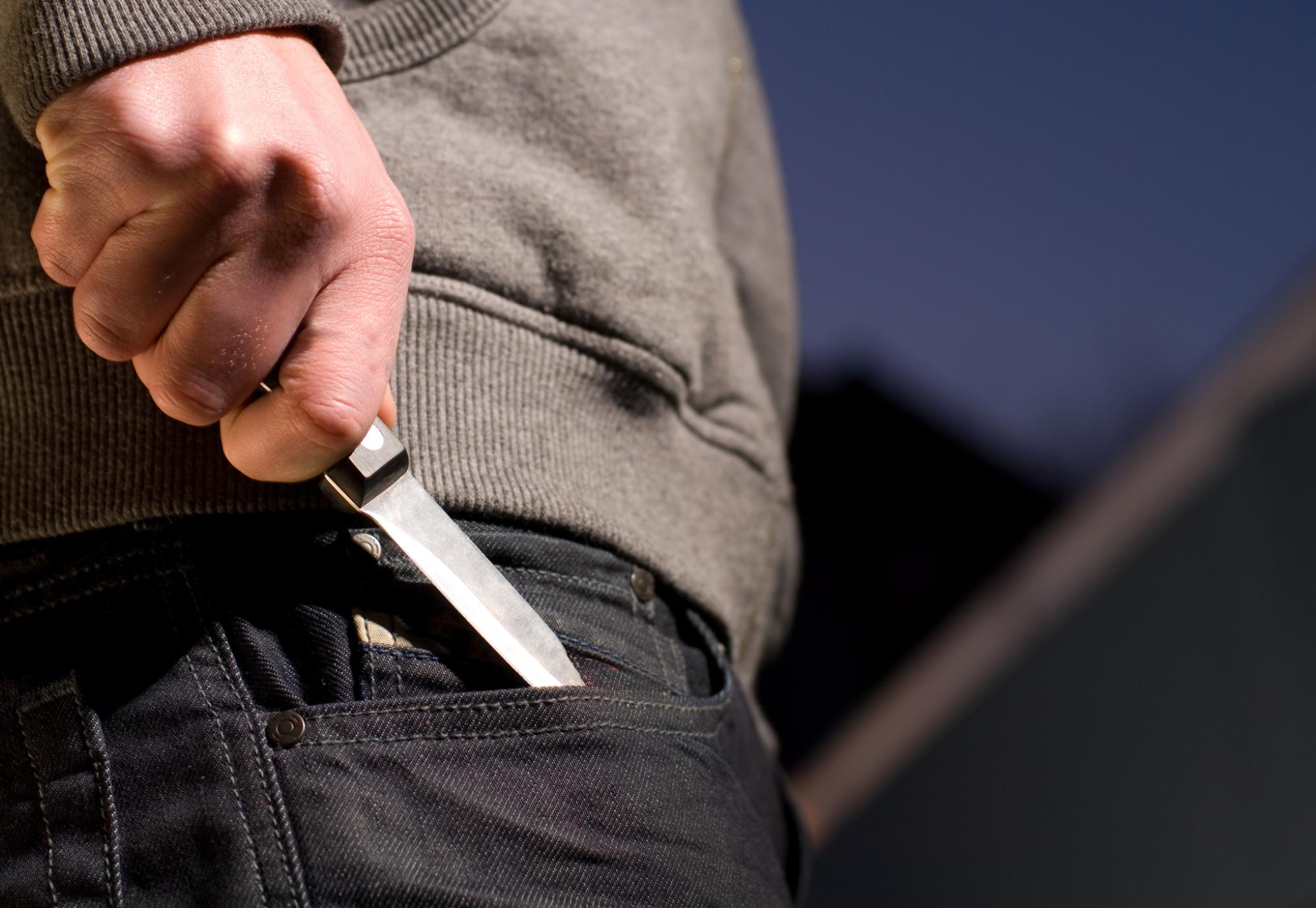 Man pulls out knife from his pocket
