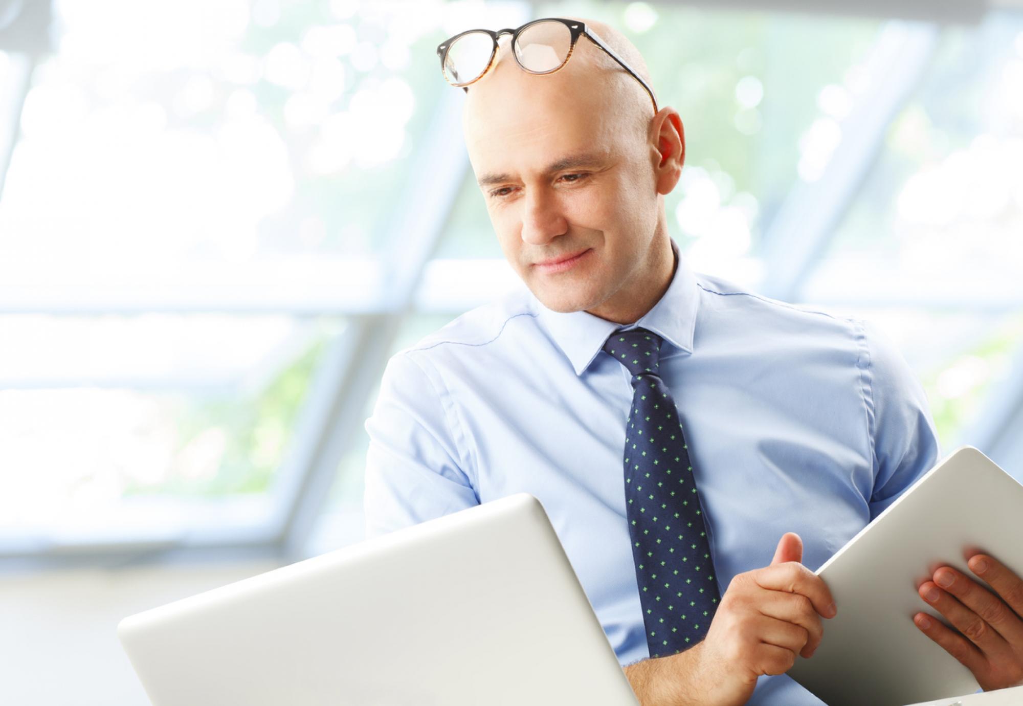 A CIO studying a computer