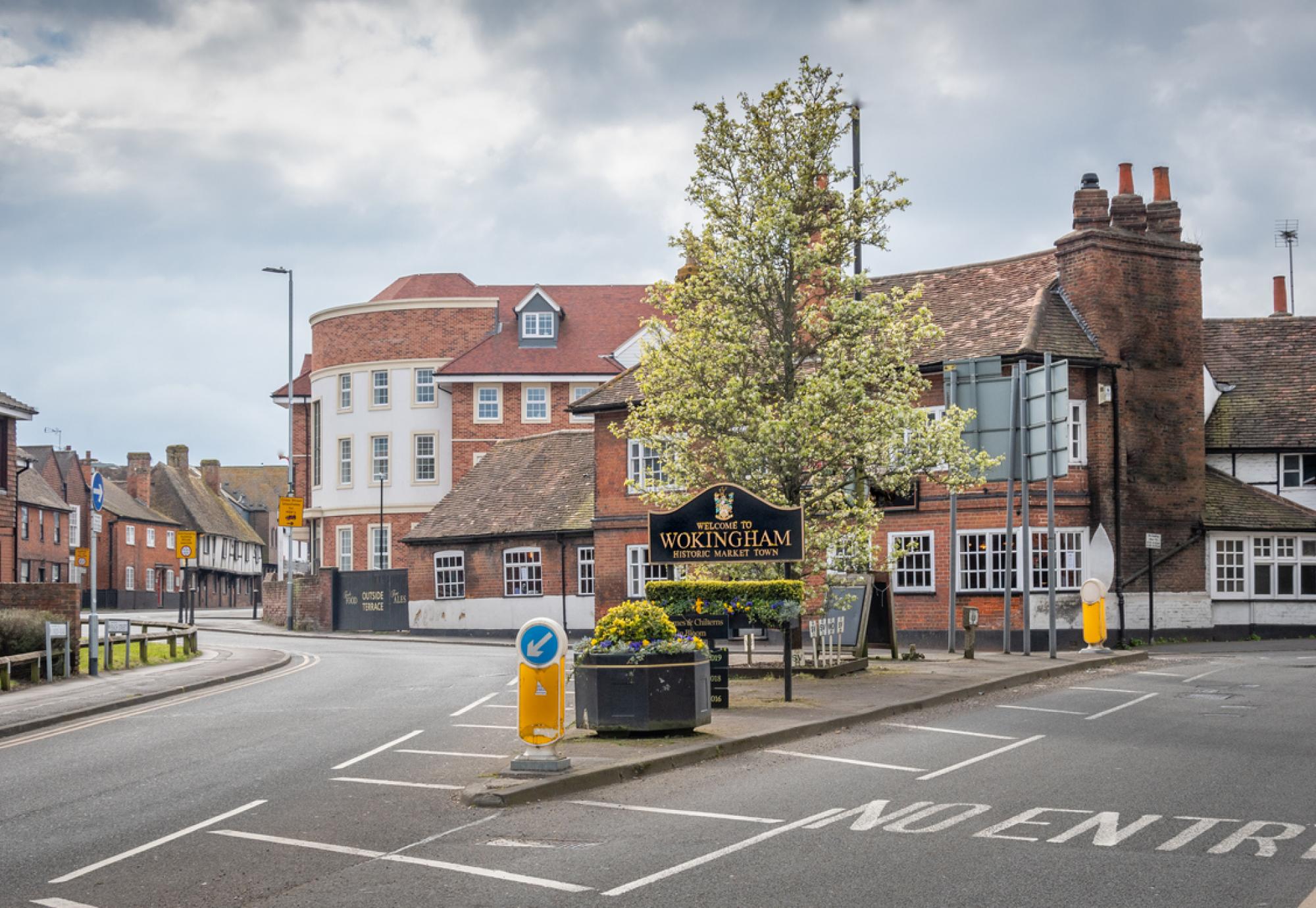 Streets with a sign welcoming people to the town of Wokingham