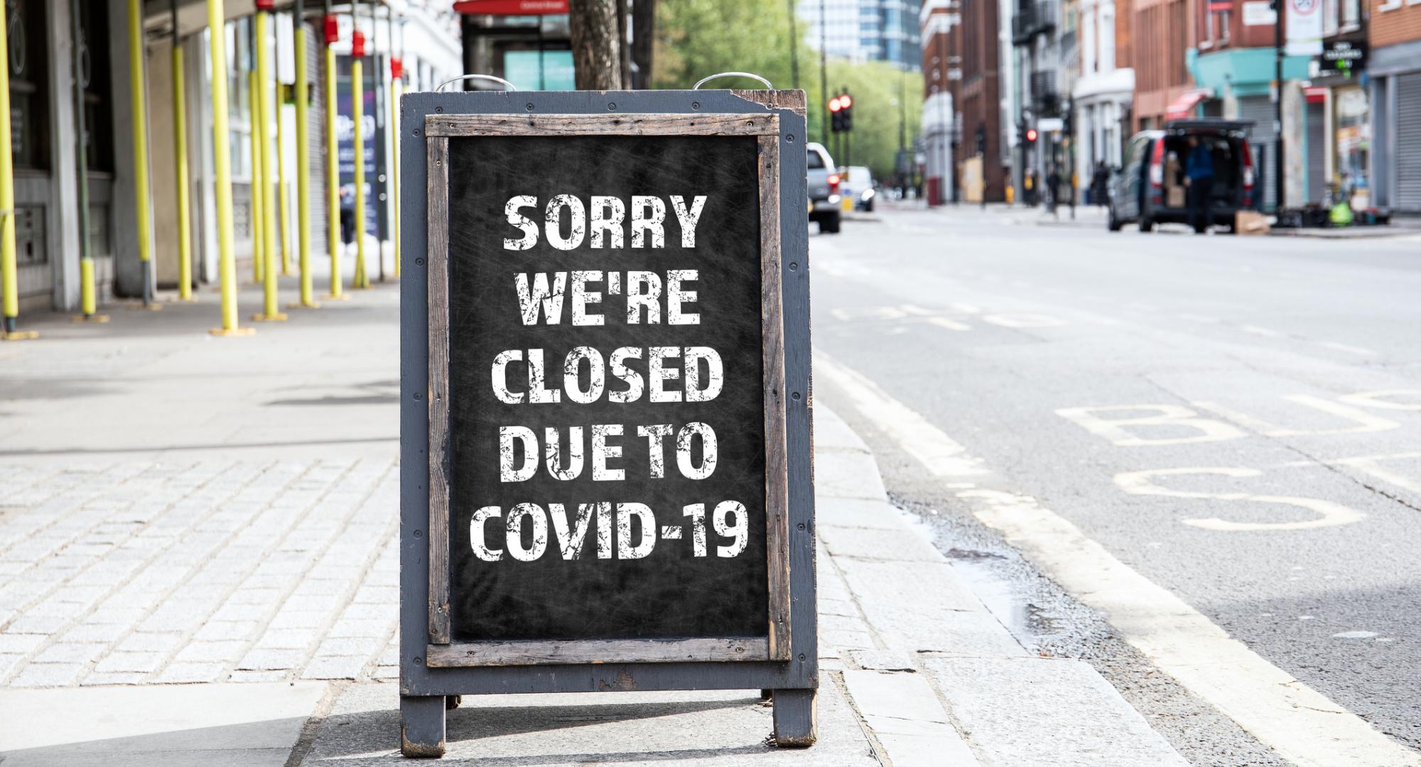 Sign outside of restaurant that says closed. 