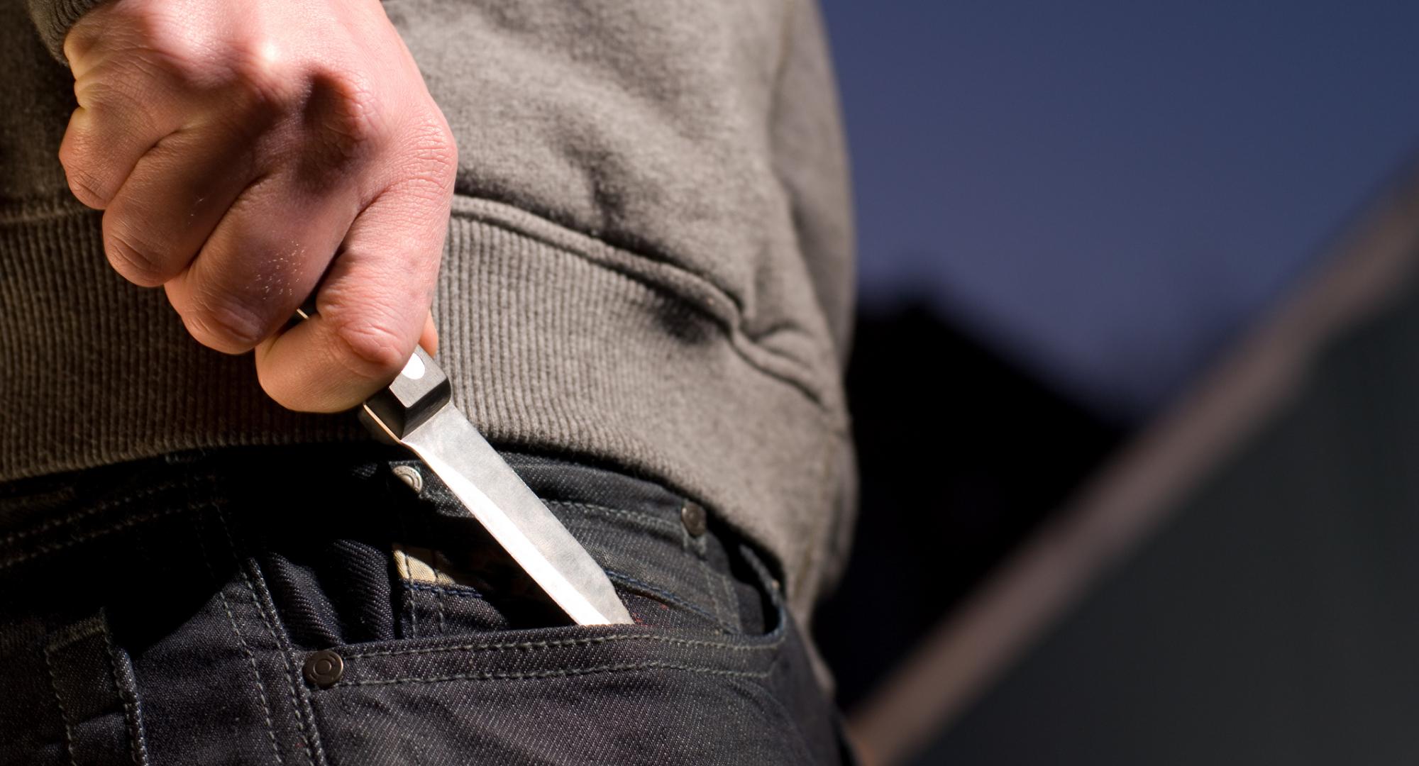 Man pulls out knife from his pocket