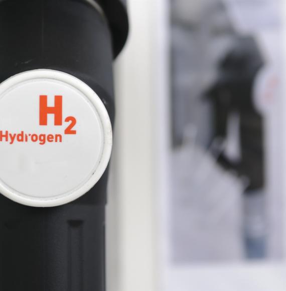 Hydrogen tap on pipe