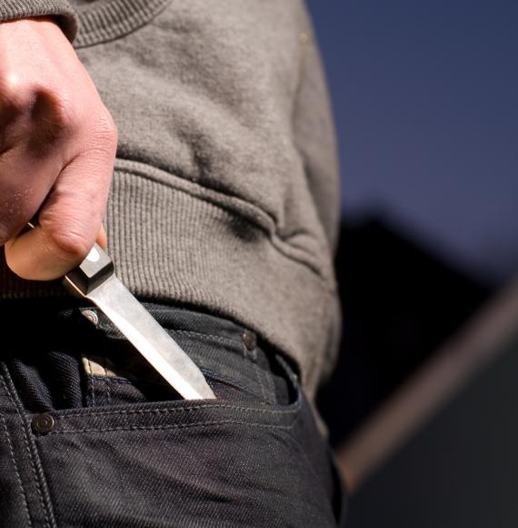 Man pulls out knife from his pocket