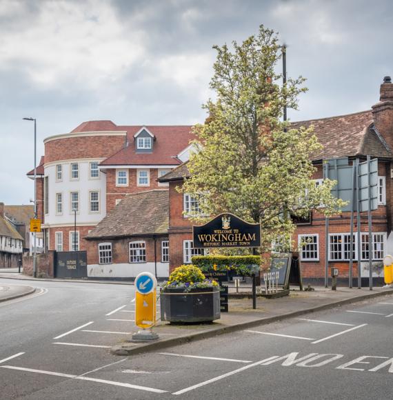 Streets with a sign welcoming people to the town of Wokingham