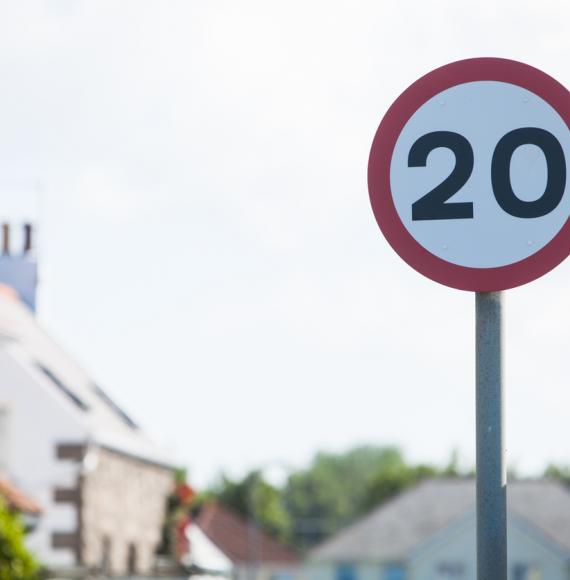 image of a 20kmh speed restriction road sign.